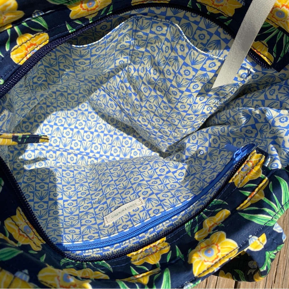 NWT VERA BRADLEY Sm. Original Zip Tote Inside/outside zip pockets. Zip closure - Picture 7 of 8